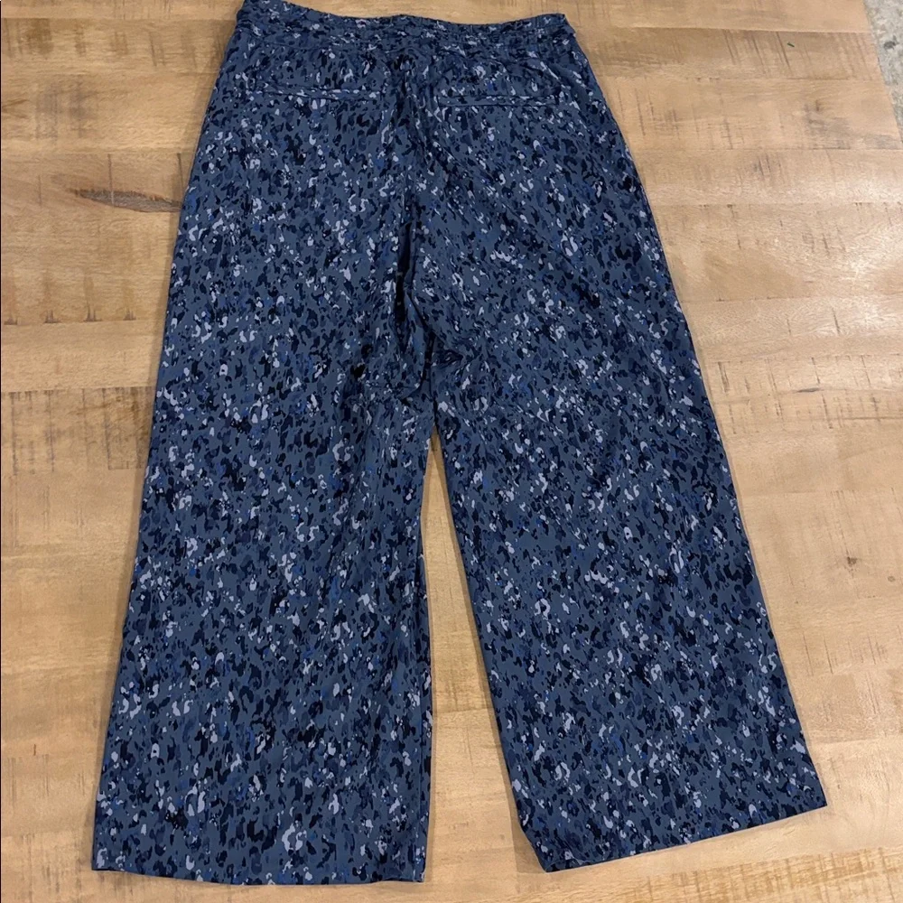 Athleta Avenue Wide Leg Crop Pants Blue Elastic Waist 10 Pockets! Athleisure - Picture 6 of 7